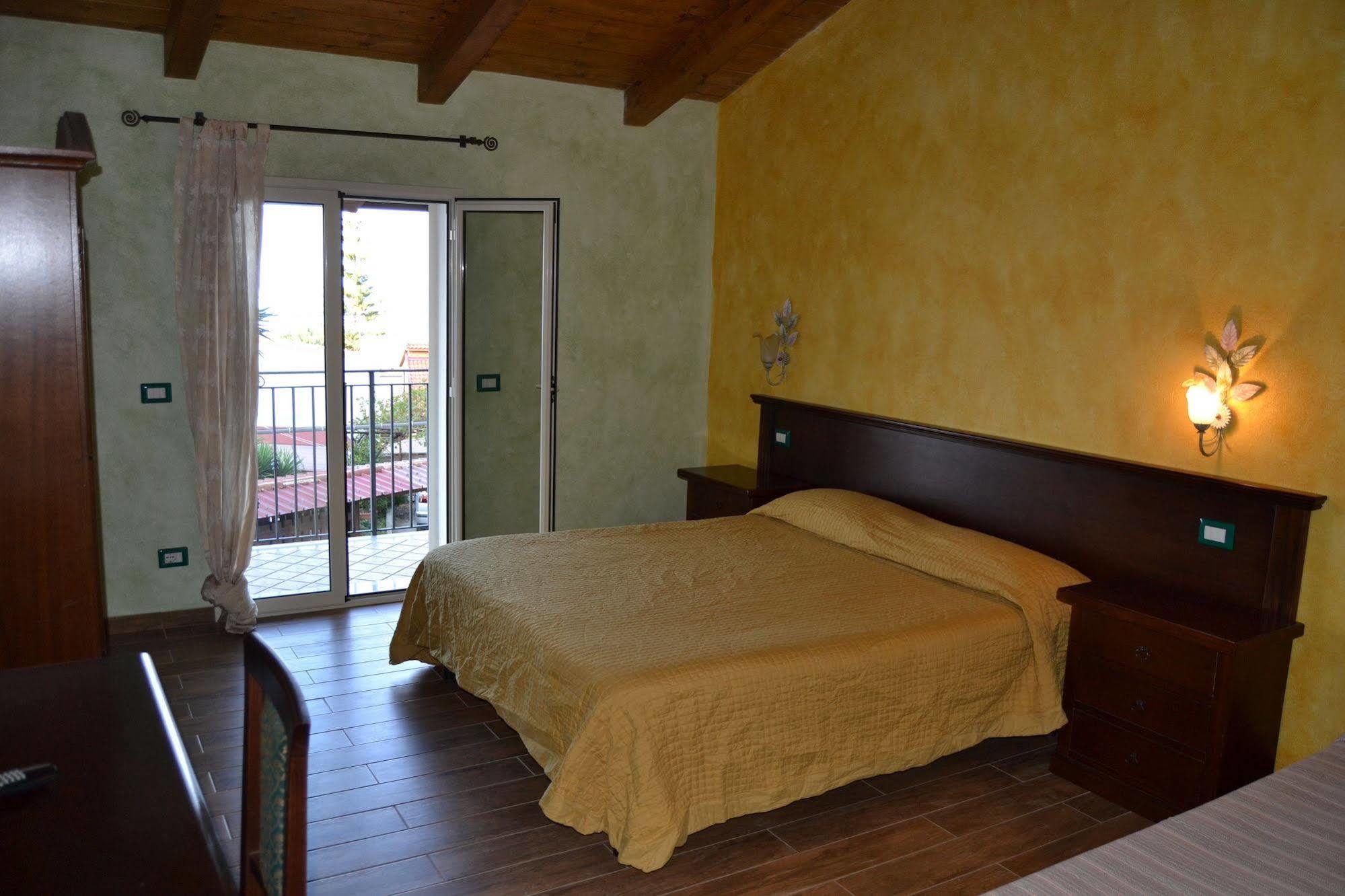 B&B Villa Chianalea ชิลลา ภายนอก รูปภาพ