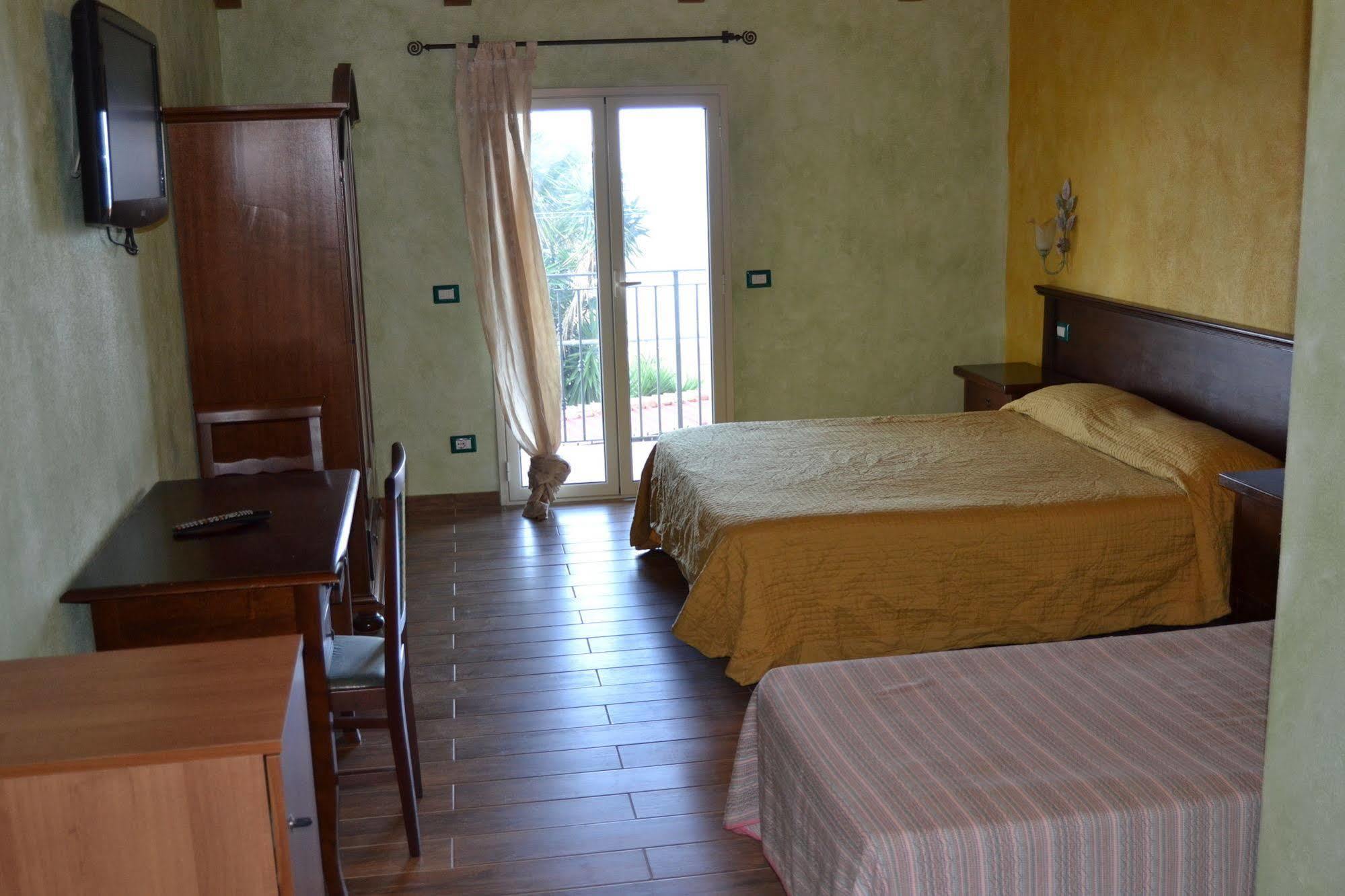 B&B Villa Chianalea ชิลลา ภายนอก รูปภาพ