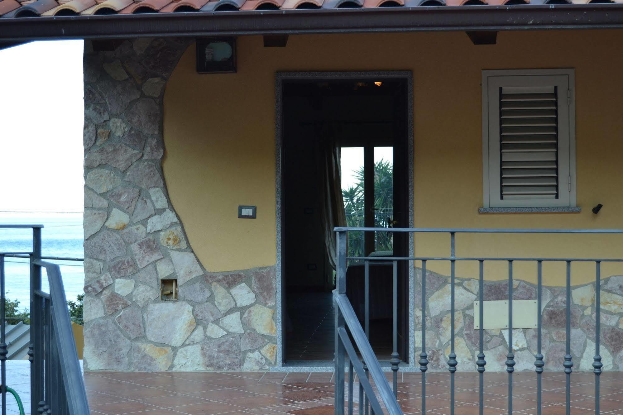 B&B Villa Chianalea ชิลลา ภายนอก รูปภาพ